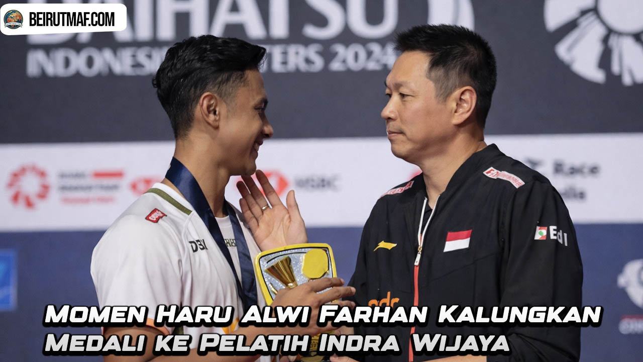 Momen Haru Alwi Farhan Kalungkan Medali ke Pelatih Indra Wijaya